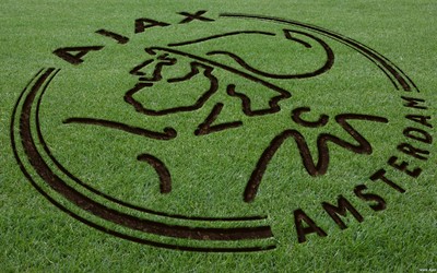 球探电竞焦点-内马尔与库蒂尼奥庆祝